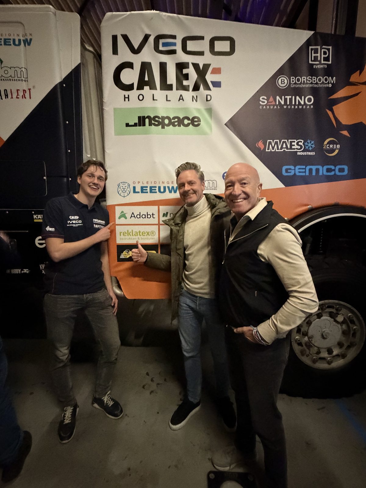 Marnix Leeuw en Menno Lambooij bij het Adabt-logo op de truck van Leeuw Rallysport
