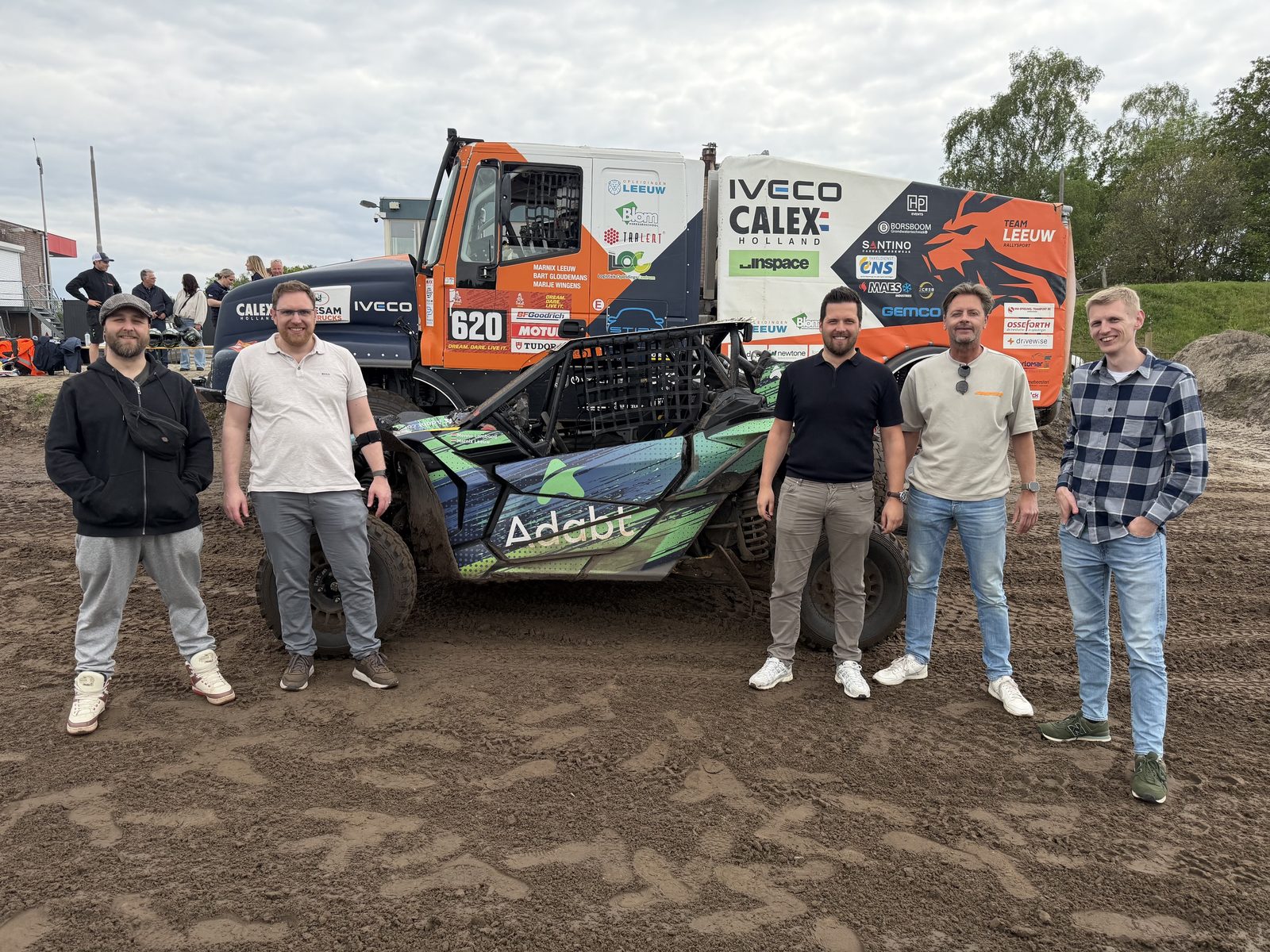 Het Adabt-team bij de buggy en de Iveco-truck van Leeuw Rallysport
